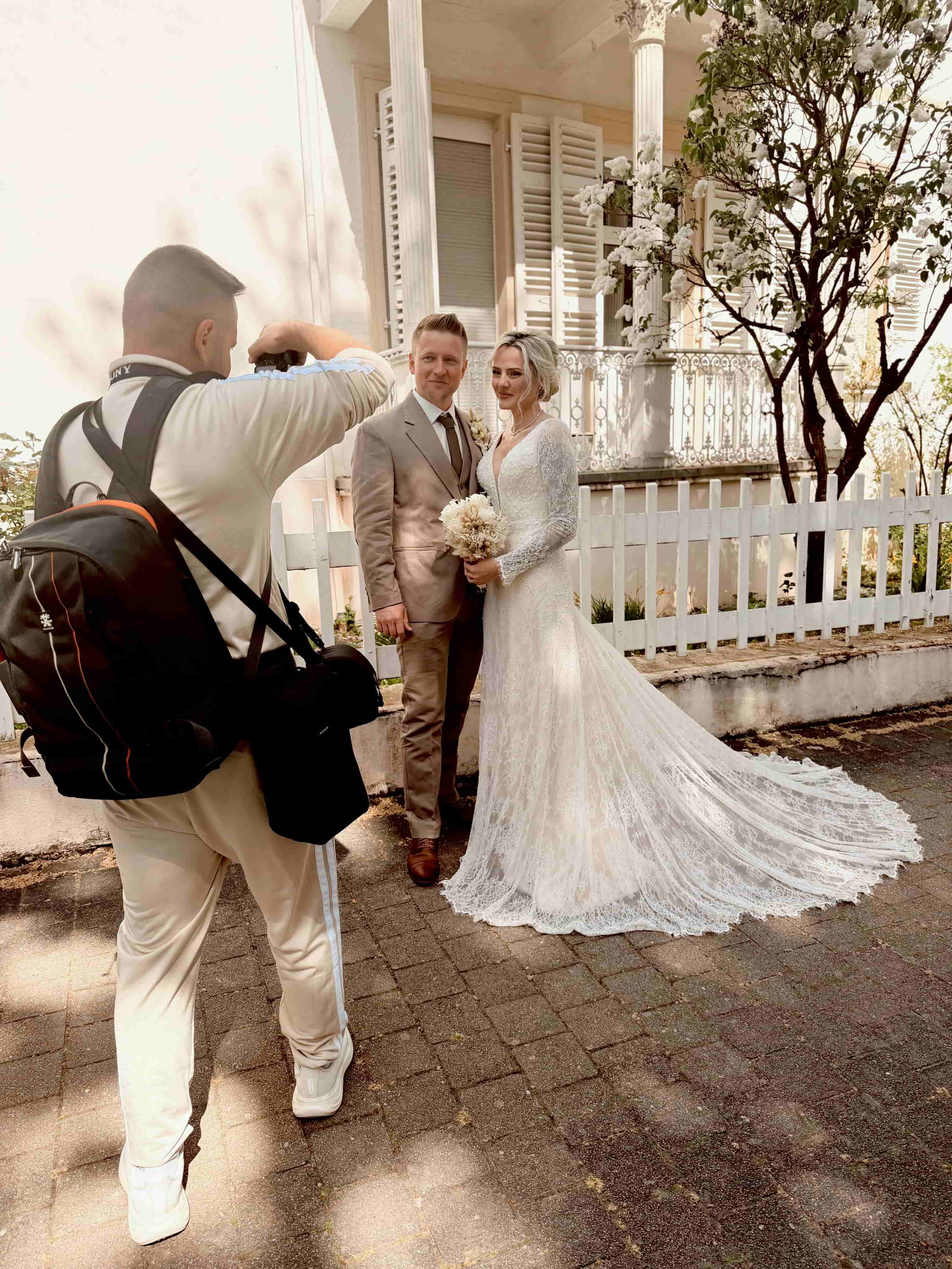 Nico Rombs fotografiert ein Hochzeitspaar vor einer Villa