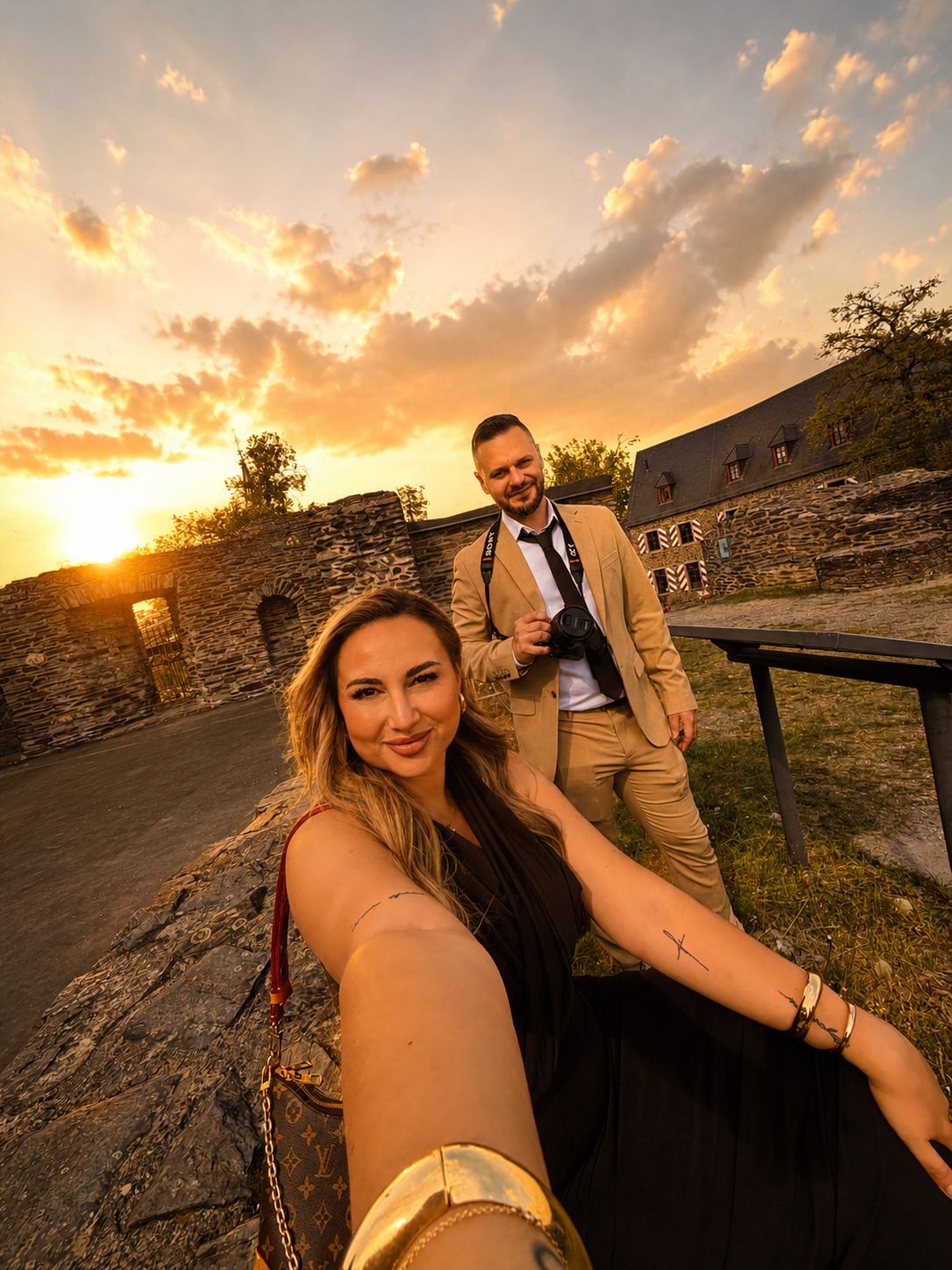 Nico Rombs und seine Frau bei einem Shooting auf einer Burg im Sonnenuntergang